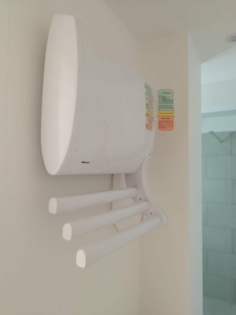 Salle de bain rénovée sèche-serviette studio Antibes