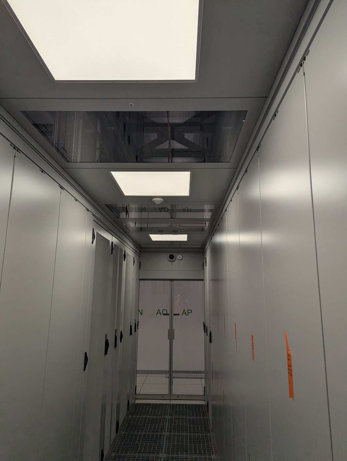 Câblage et infrastructure réseaux en data center — Genesius Construction et Réseaux