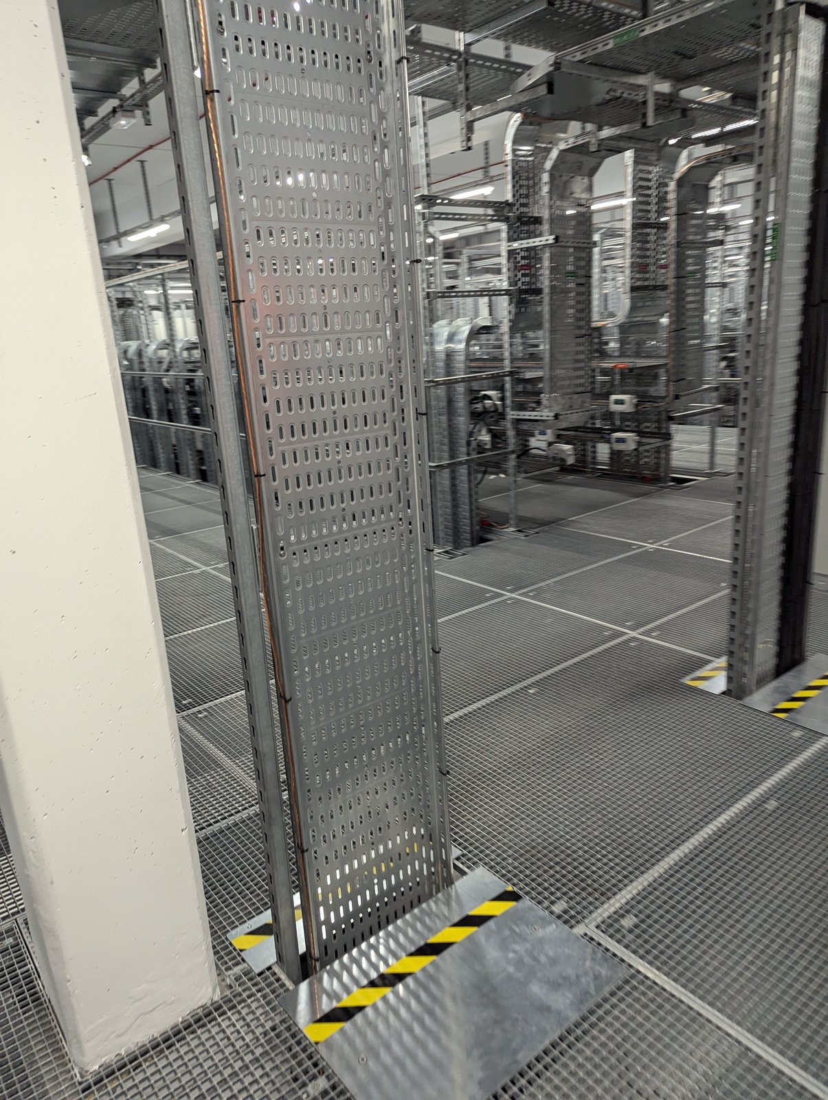Câblage et infrastructure réseaux en data center — Genesius Construction et Réseaux