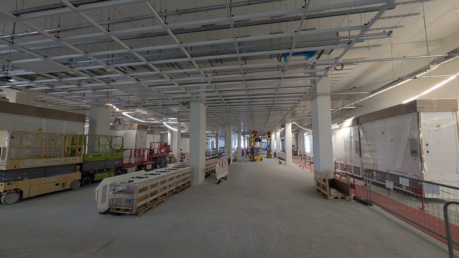 Data center MRS5 à Marseille — pose de plafonds suspendus par Genesius Construction et Réseaux