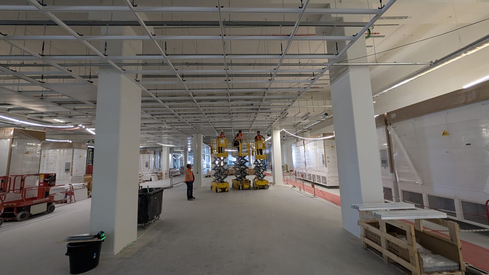 Data center MRS5 à Marseille — pose de plafonds suspendus par Genesius Construction et Réseaux
