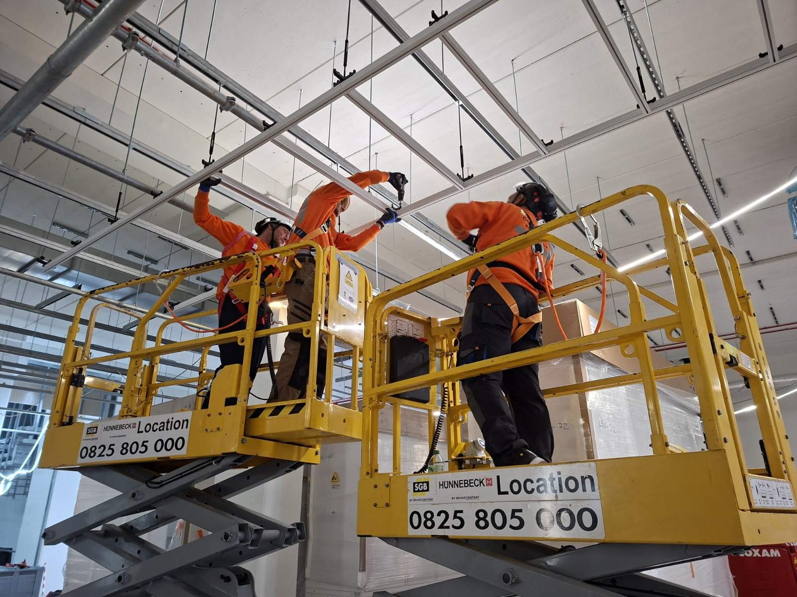 Data center MRS5 à Marseille — pose de plafonds suspendus par Genesius Construction et Réseaux
