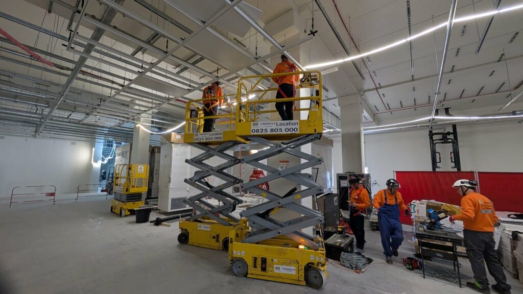 Installation des chemins de câbles et plafonds techniques dans le data center MRS5 à Marseille — génie civil et câblage Genesius GCR