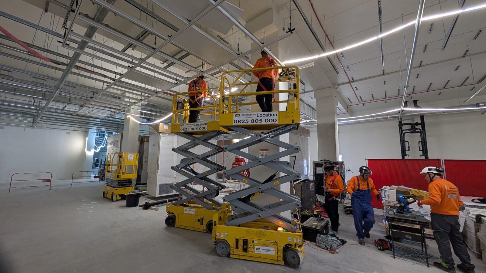 Data center MRS5 à Marseille — pose de plafonds suspendus par Genesius Construction et Réseaux