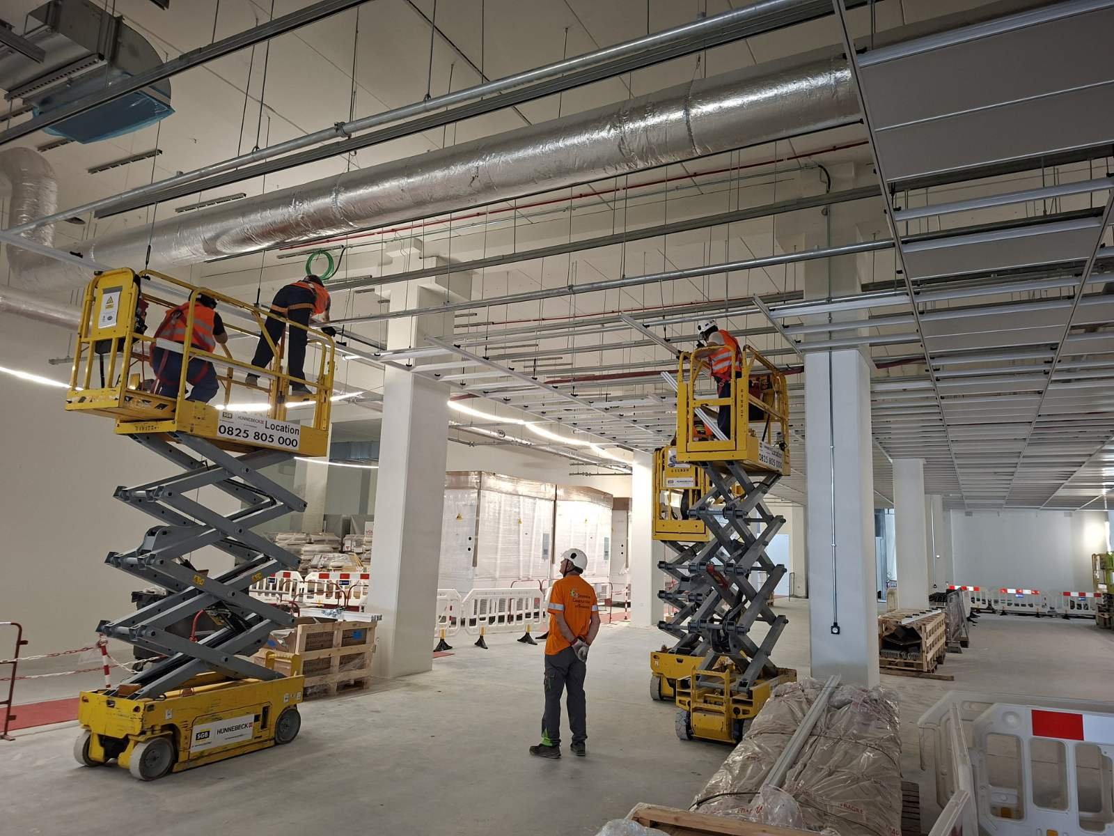 Data center MRS5 à Marseille — pose de plafonds suspendus par Genesius Construction et Réseaux