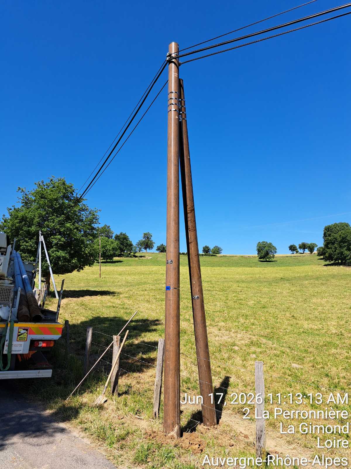 Poteaux télécom couplés — réseau aérien fibre