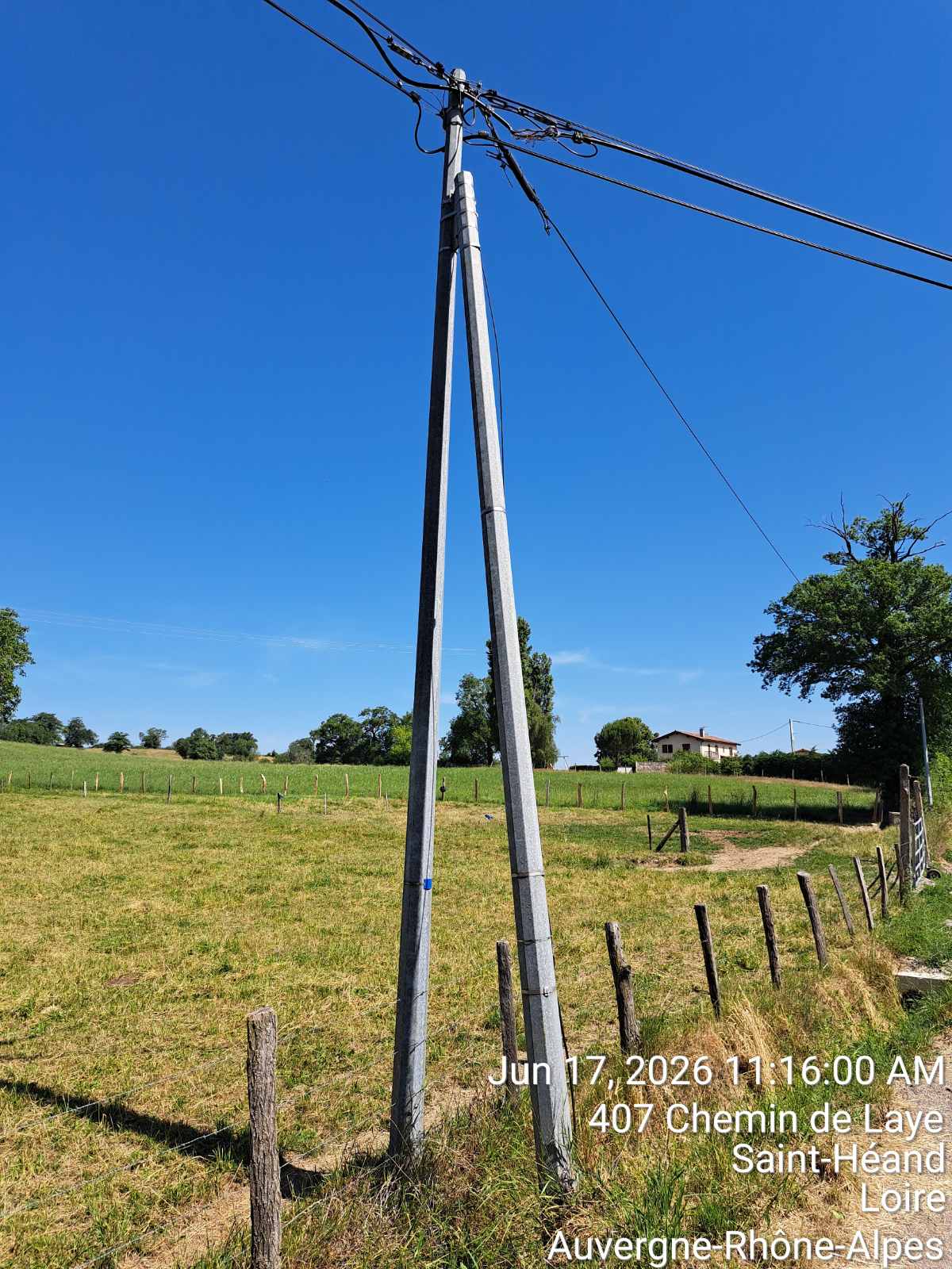 Pose de poteaux télécom — réseau aérien, Loire