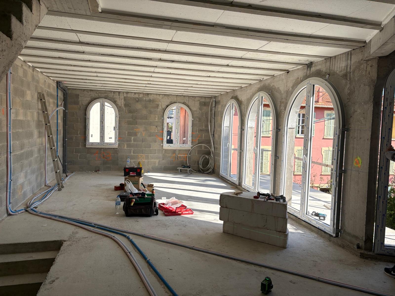 Menuiseries cintrées sur mesure dans une rénovation à Cannes — grandes baies vitrées en arc, réalisation Genesius GCR