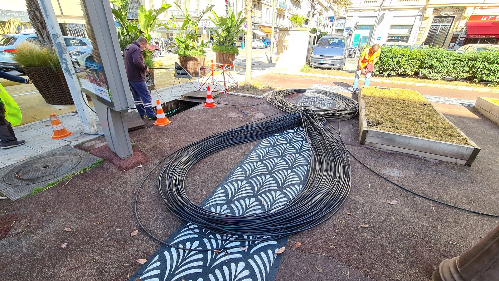 Tirage de câbles de fibre optique en centre-ville de Nice, chambre télécom et couronnes de câble — génie civil télécom Genesius GCR