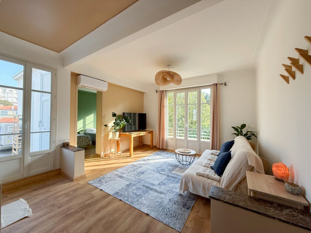 Appartement F2 rénové à Cimiez Nice - séjour lumineux