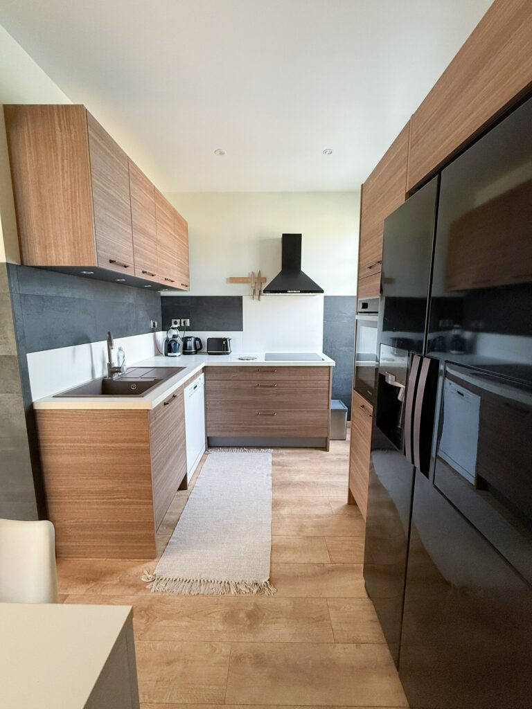 Cuisine équipée rénovée d'un appartement à Cimiez (Nice) — rénovation Genesius GCR