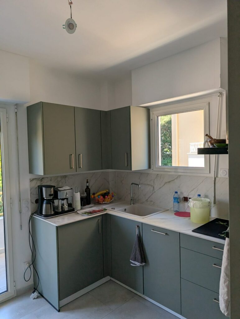 Cuisine rénovée appartement F2 Juan-les-Pins
