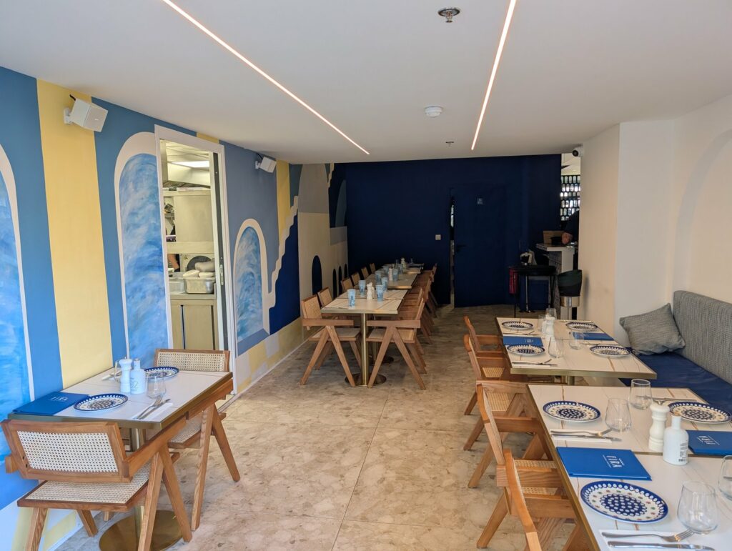 Salle de restaurant décor grec bleu et jaune aménagée à Nice