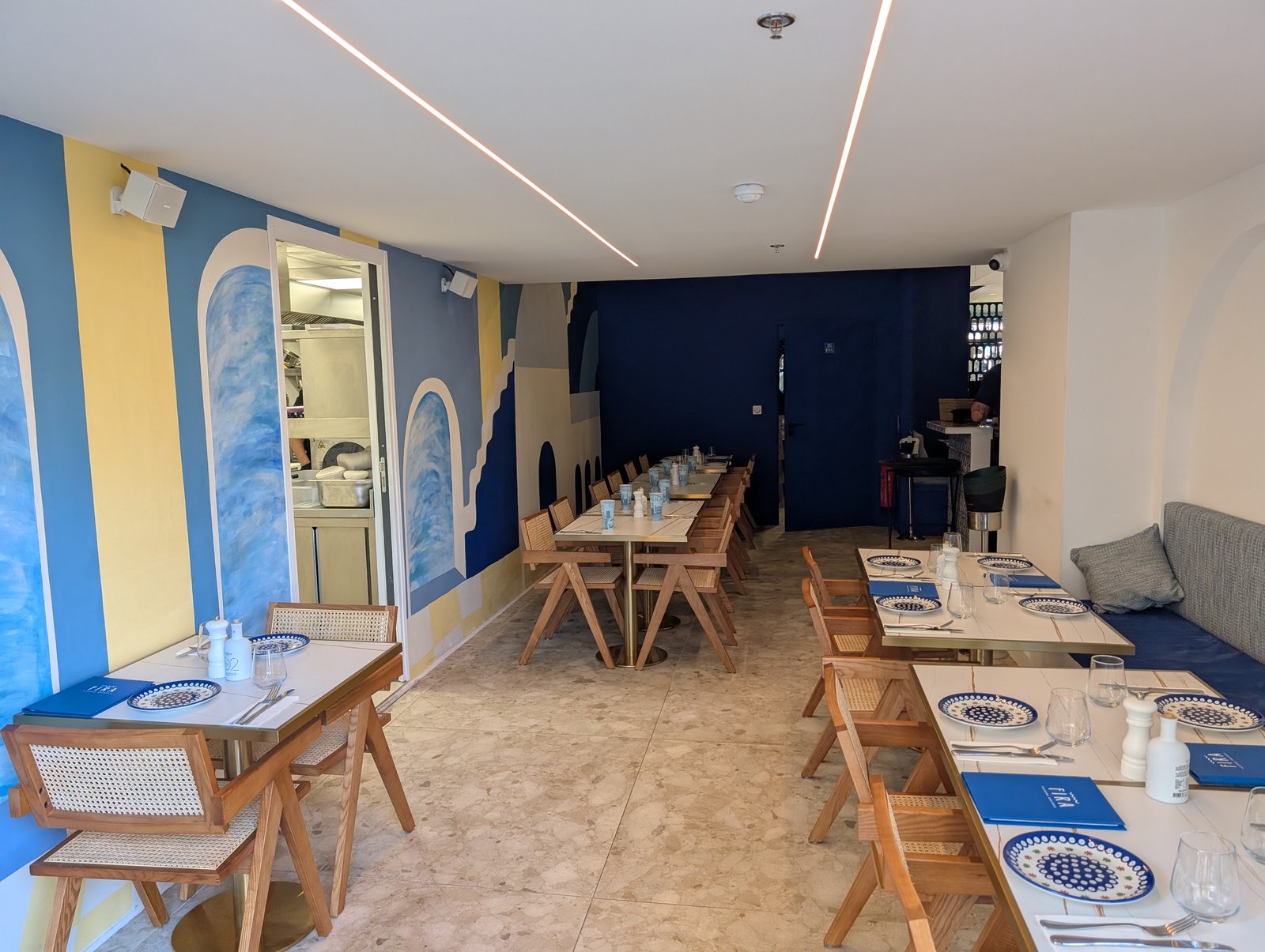 Salle de restaurant décor grec bleu et jaune aménagée à Nice
