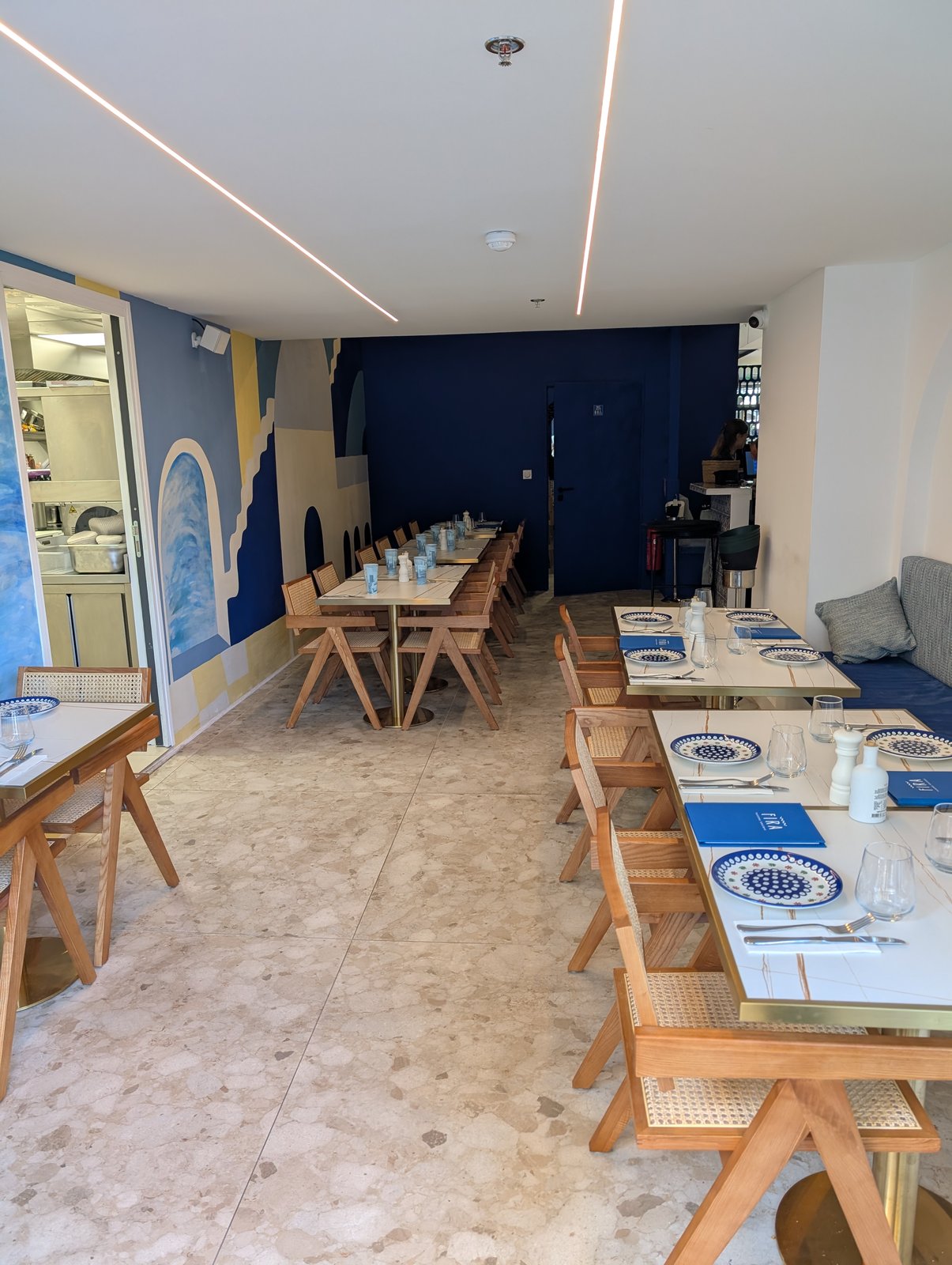 Salle intérieure restaurant Fira aménagée par Genesius Nice