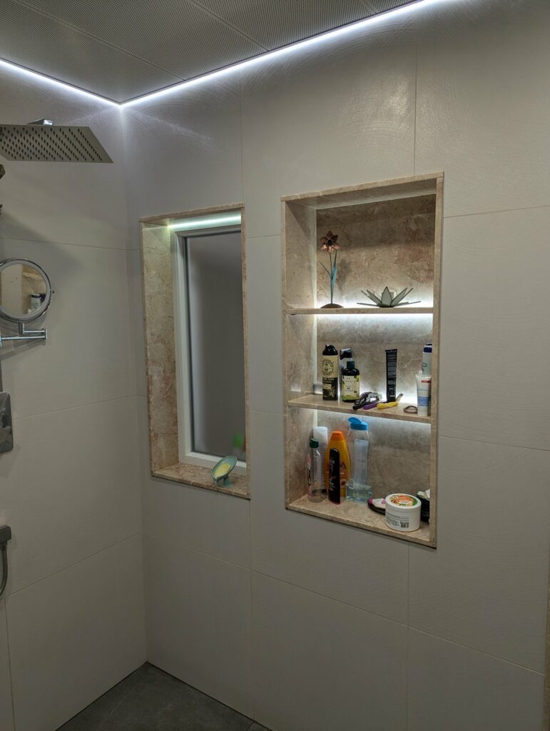 Salle de bain rénovée éclairage LED finitions Genesius