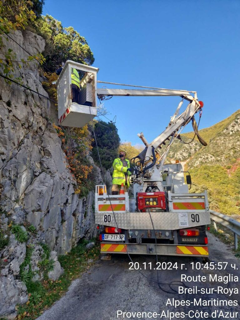 Nacelle élévatrice Genesius GCR sur route de montagne – travaux réseaux télécom