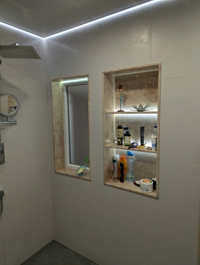 Salle de bain rénovée par Genesius GCR : douche à l'italienne, marbre et éclairage LED